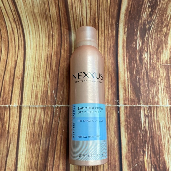 Nexxus Smooth & Clean Day 2 Refresher Dry Shampoo Foam Size 6.8 oz - Picture 2 of 6